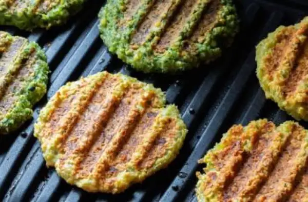 Hamburguesa vegana: aprende a prepararla con alubias blancas y espinacas
