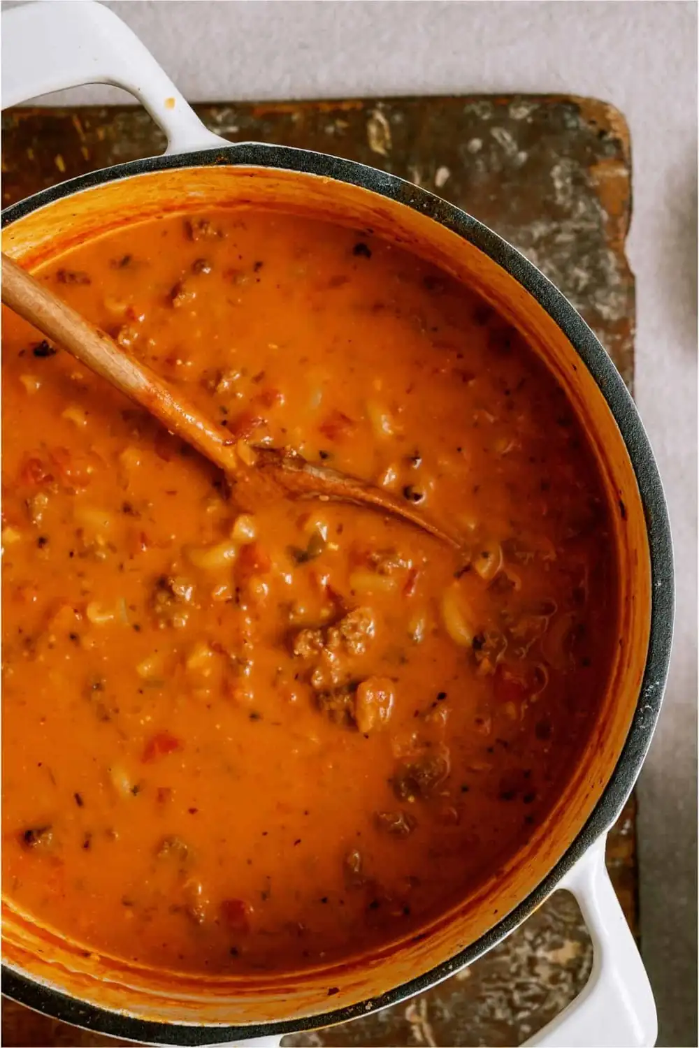 Sopa cremosa de macarrones con carne molida y tomate - Receta de Six Sisters