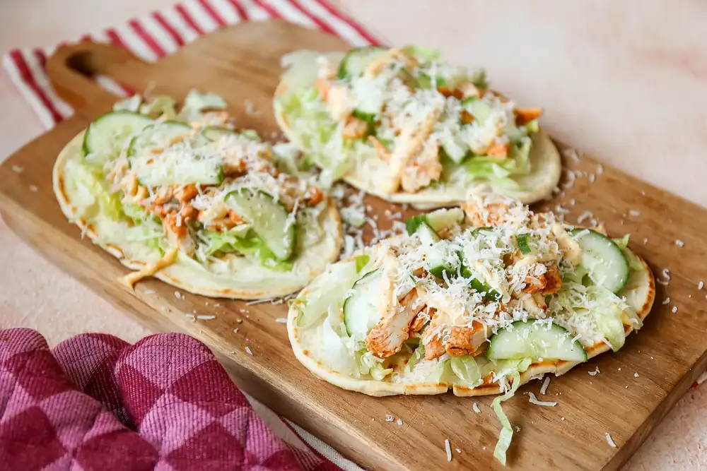 Flatbread with chicken and lettuce