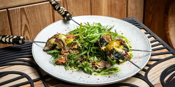 Brochetas de caballa con especias Amba, tarator verde, ensalada de hinojo y tomate