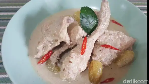 A Special White Chicken Opor Recipe That's Thick and the Spices Really Seep Into Your Heart