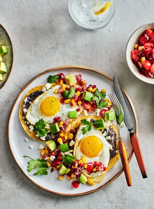 Tostadas con huevos fritos y puré de frijoles negros