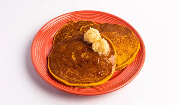 Flying Biscuit Café anuncia panqueques de calabaza y café con leche de calabaza y azúcar morena