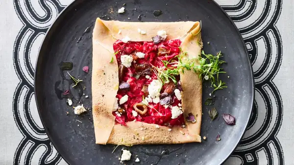 Galette with braised pointed cabbage and feta