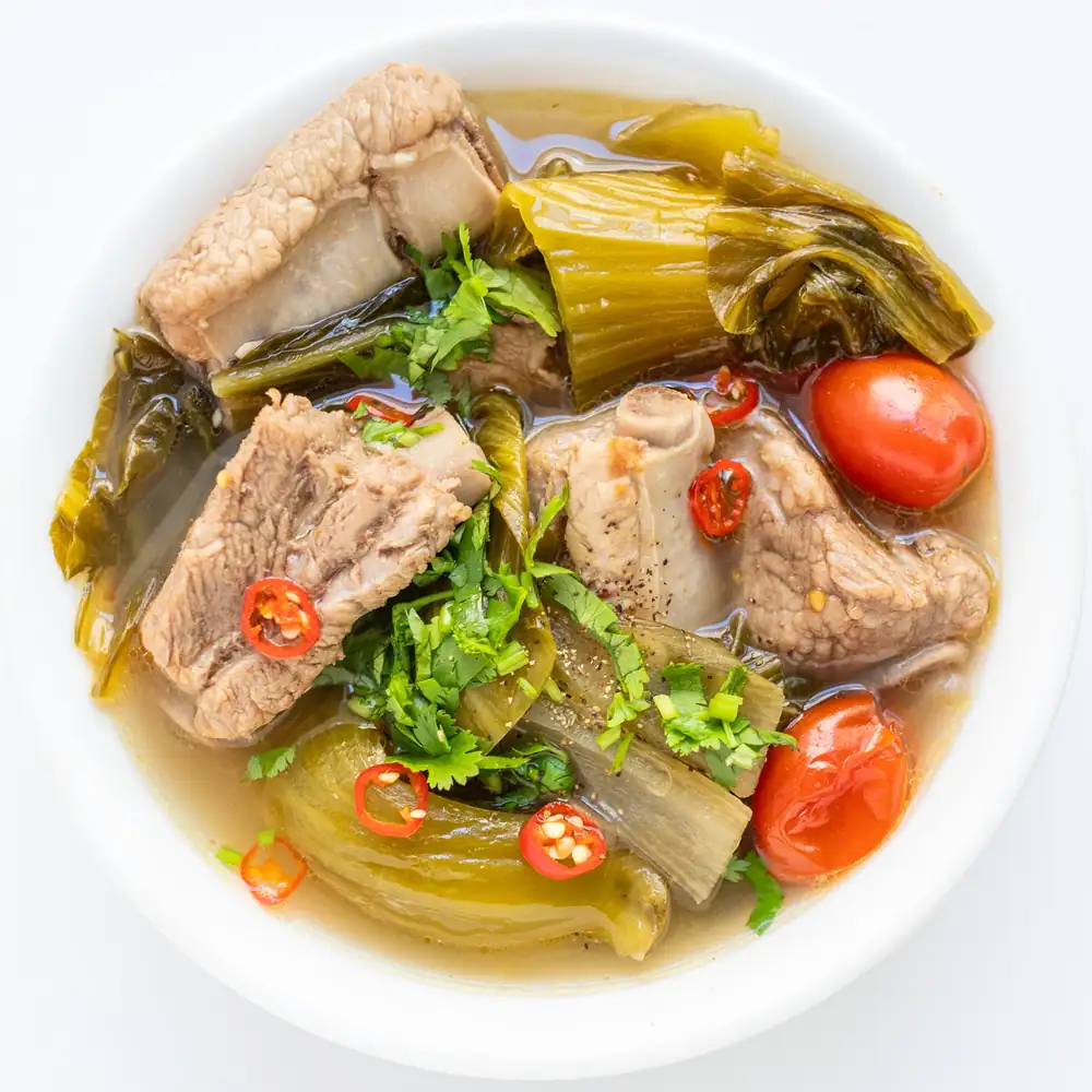 Sopa vietnamita de hojas de mostaza en escabeche y costillas de cerdo (Canh Cải Chua sườn)