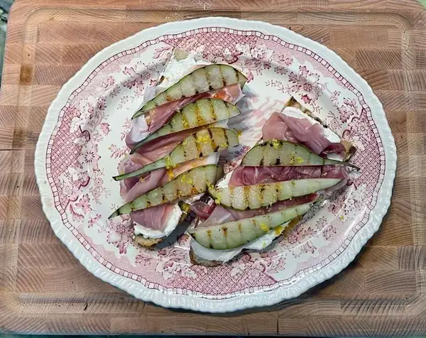 Baguette con ricotta, pera y jamón de Parma
