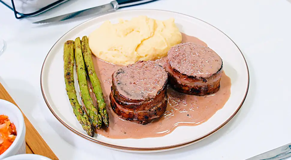 Filet mignon with wine sauce: step-by-step recipe (VIDEO)
