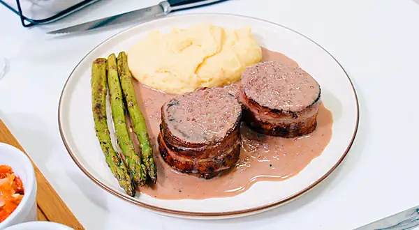Filet mignon with wine sauce: step-by-step recipe (VIDEO)