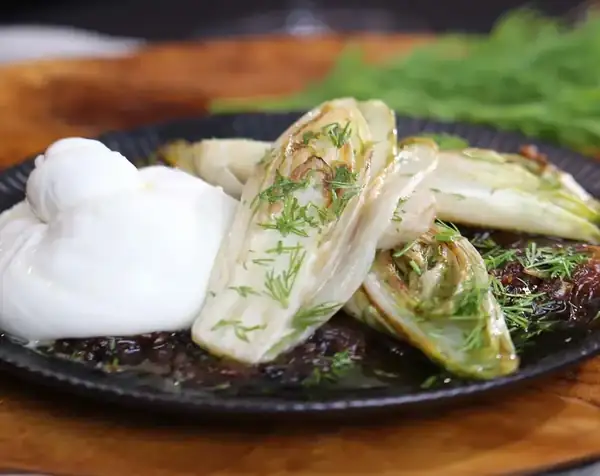 Endivias a la parrilla con mermelada de cebolla y burrata