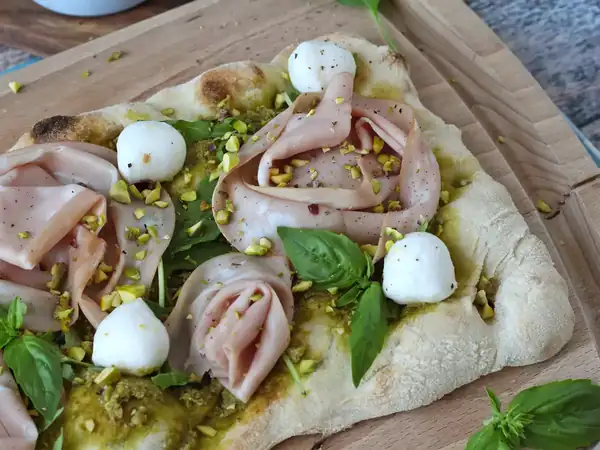 Pinsa with pesto and mortadella, ready in 10 minutes!