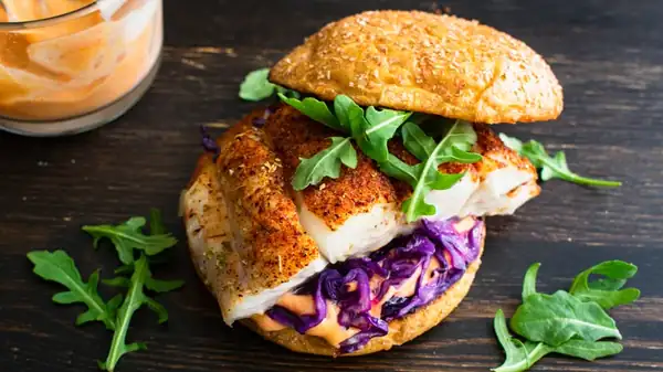 Añade un toque ahumado a tu sándwich de pescado con una salsa española