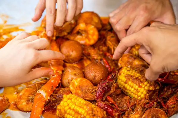 A Texas Seafood Boil Restaurant With Lots of Crabs Opens in Austin