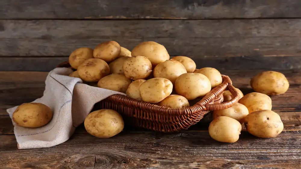 Neither in a net nor in a plastic bag: potatoes keep better in this simple container