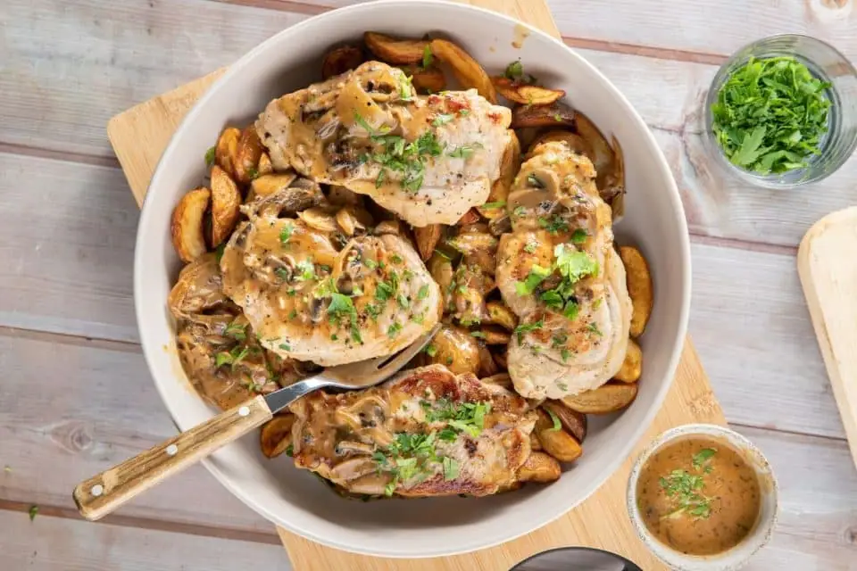 Chuletas de cerdo a la sartén con salsa de champiñones
