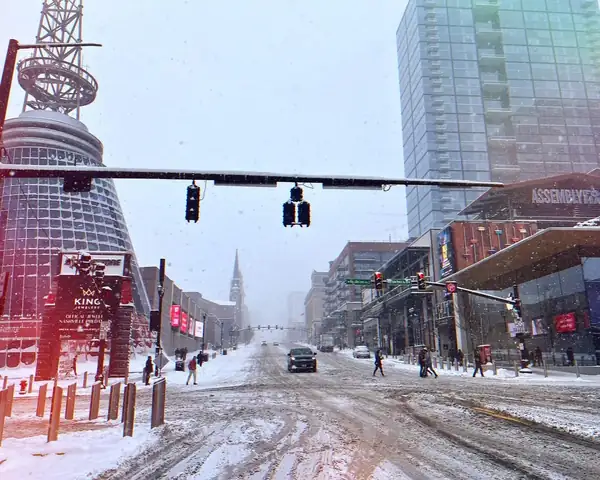 ¿Qué restaurantes, bares y cafeterías de Nashville estarán abiertos durante la tormenta invernal de enero?