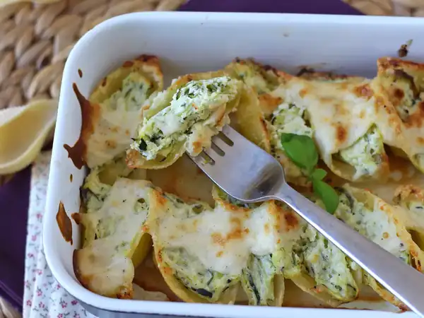 Conchiglioni filled with ricotta, zucchini and lemon