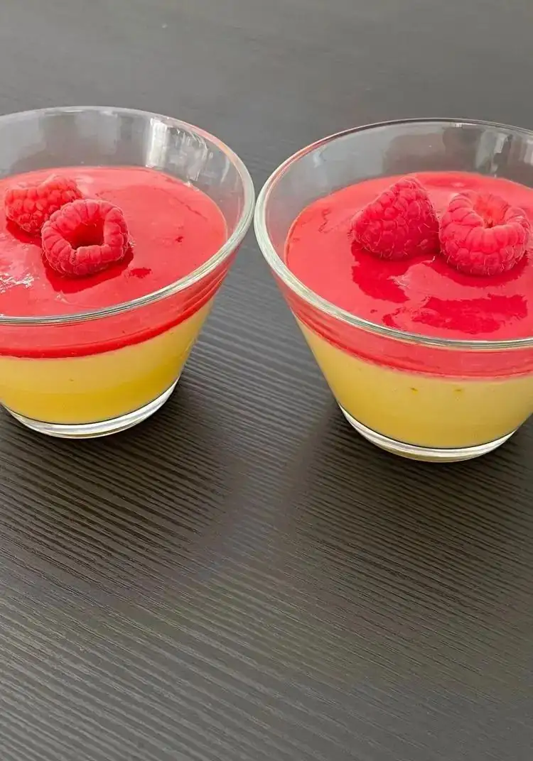 Saffron mousse with raspberry coulis