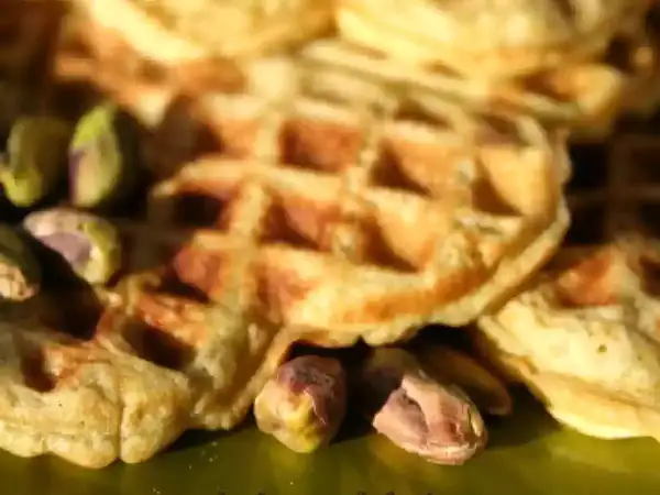 Recipe for crispy pistachio waffles