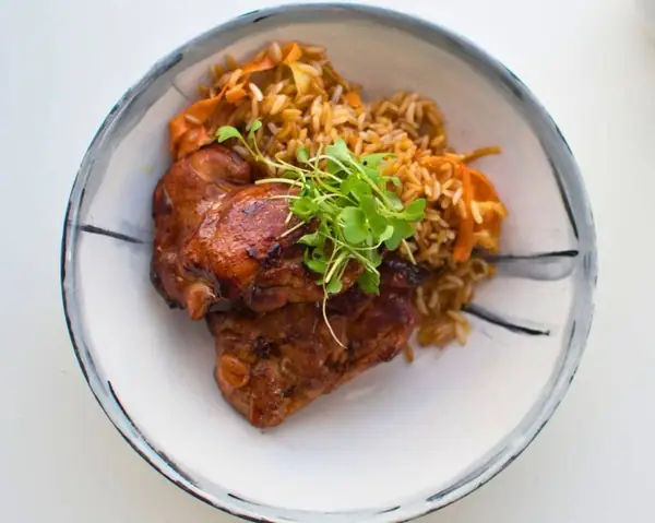 Muslos de pollo marinados y verduras salteados
