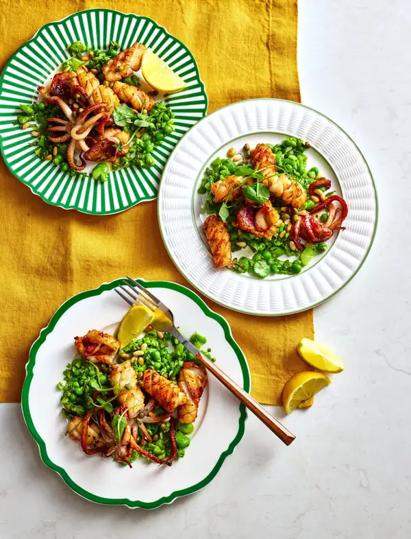 Ensalada de calamares, guisantes y habas de Colin Fassnidge