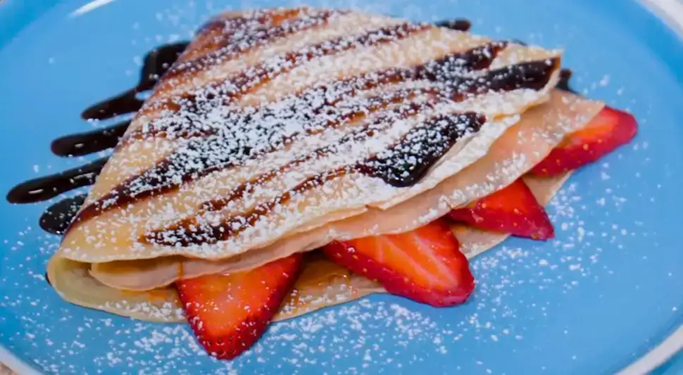 Crepes with dulce de leche, fruit and fudge: full recipe (VIDEO)