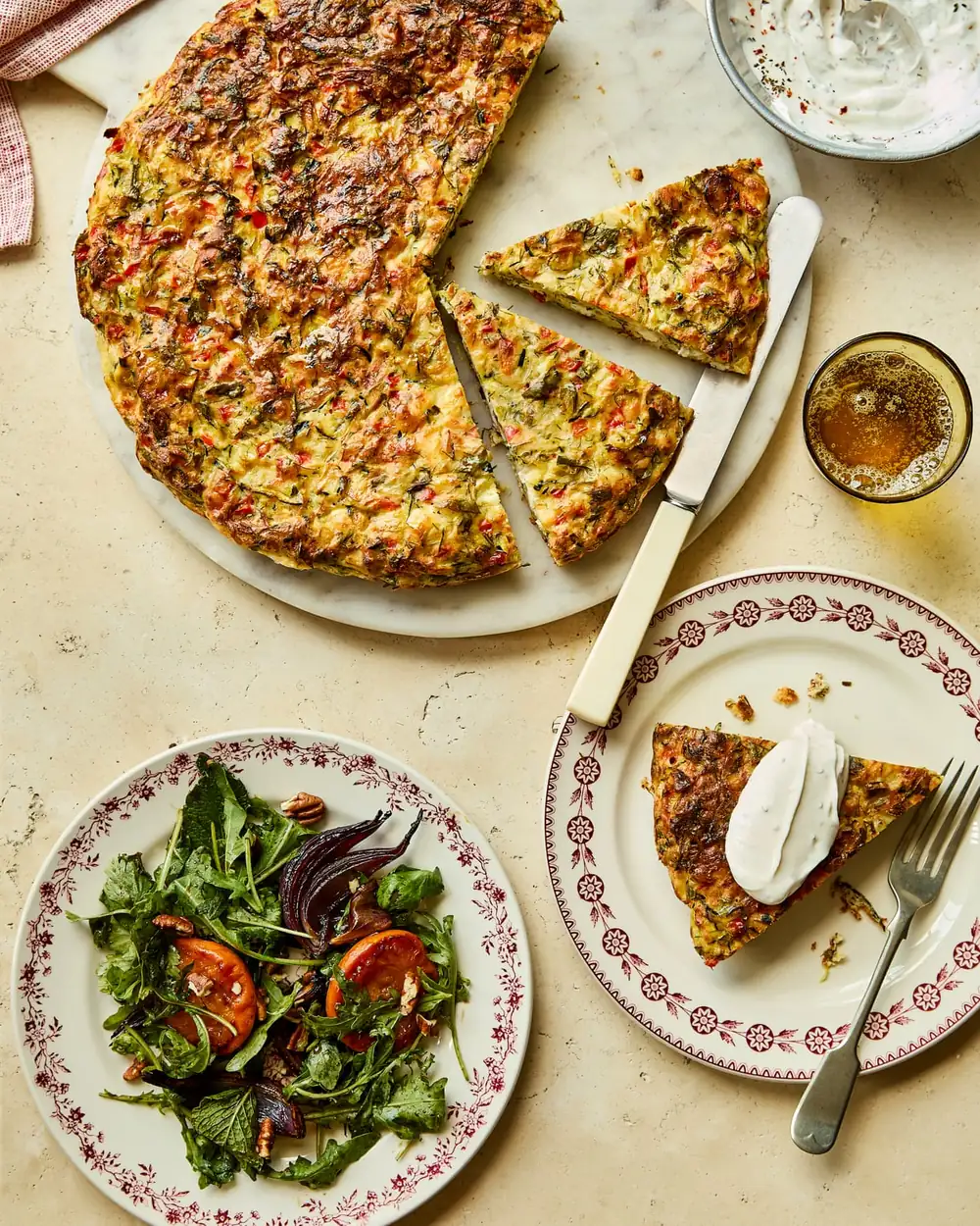 Frittata de feta con hierbas y una ensalada espectacular de frutas y rúcula: recetas árabes de verano de Sami Tamimi
