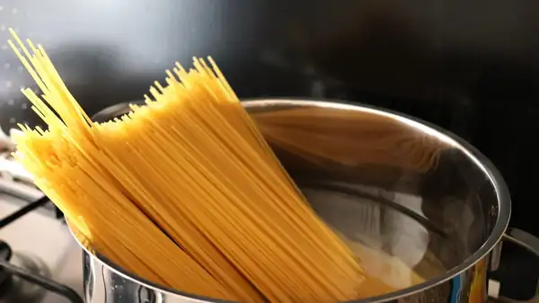 ¿El truco para salvar la pasta demasiado cocida? Cocinarla un poco más