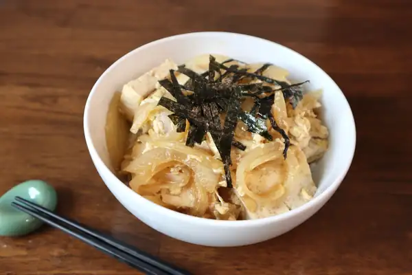 Donburi de tofu y huevo