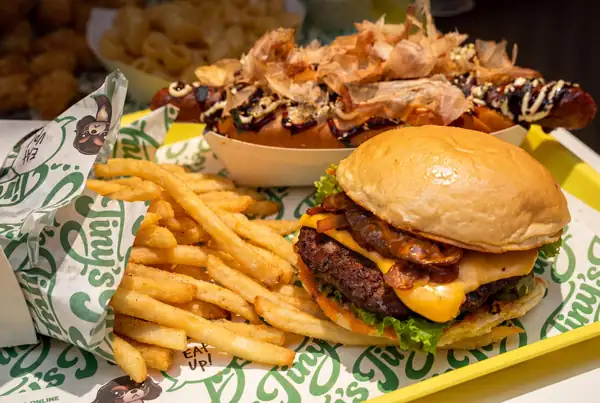El chef detrás de Father's Office abre un puesto de hamburguesas “Tiny” en South Coast Plaza
