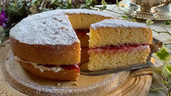 What is Victoria Cake, the traditional British dessert loved by the Queen of England? We explain its origins and how it differs from shortcake