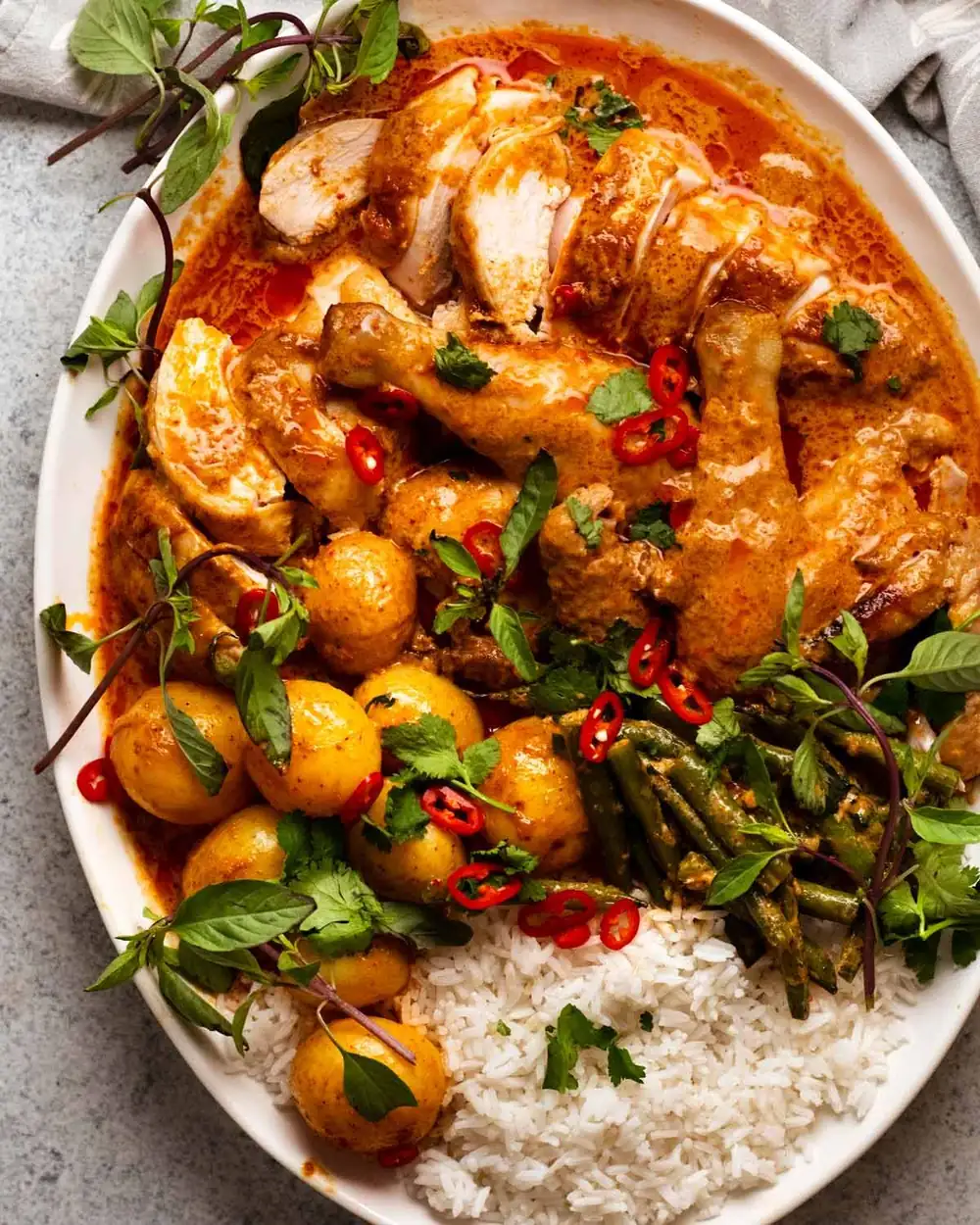 Pollo estofado al curry rojo tailandés