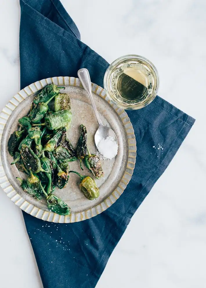 Padrón peppers met zeezout