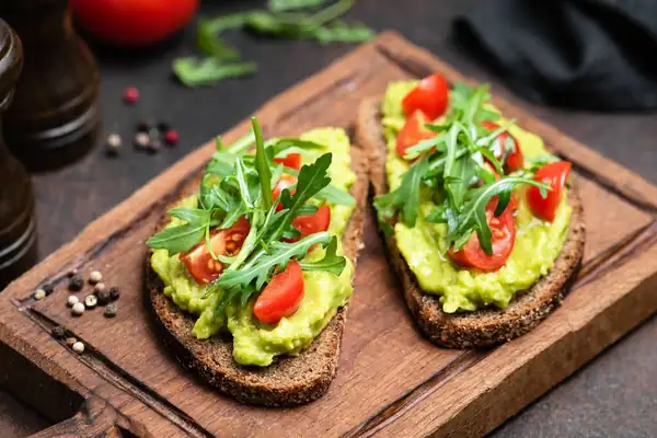 Sustituye la tostada de aguacate por una alternativa saludable de 3 ingredientes que estará lista en 10 minutos