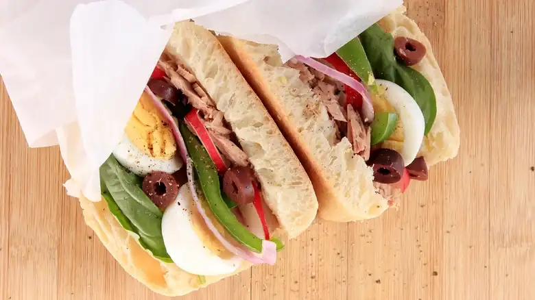 El caótico sándwich francés que se empapa a propósito
