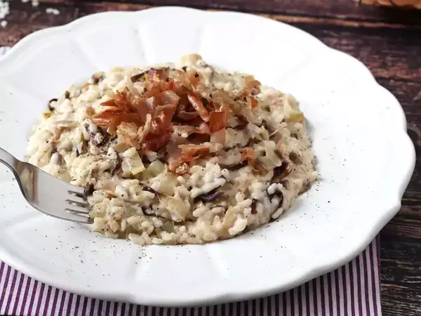 Creamy risotto with red endive, crispy bacon and cream cheese