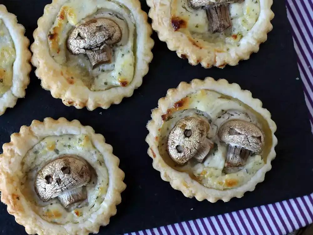Tartaletas de Halloween con champiñones y queso crema con hierbas