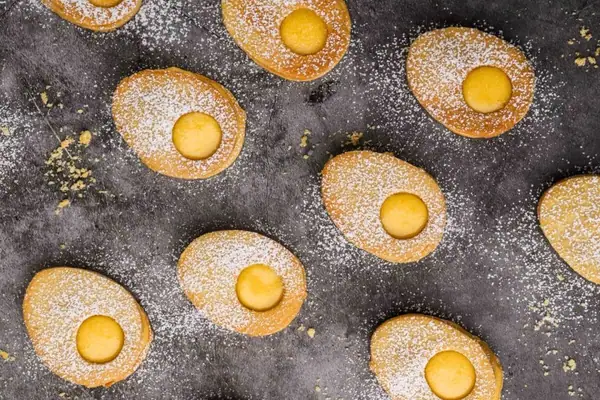 Egg-shaped Lemon Curd Cookies