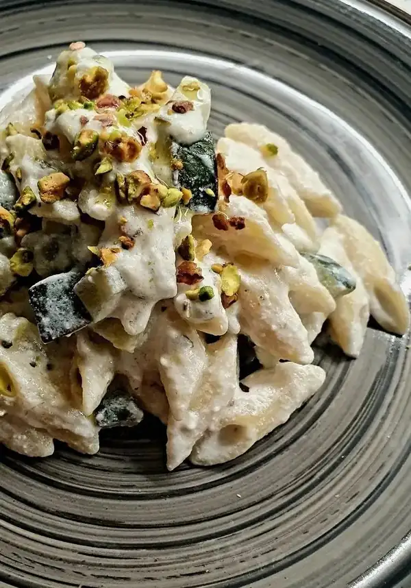 Mezze penne con calabacines, ricotta y pistachos