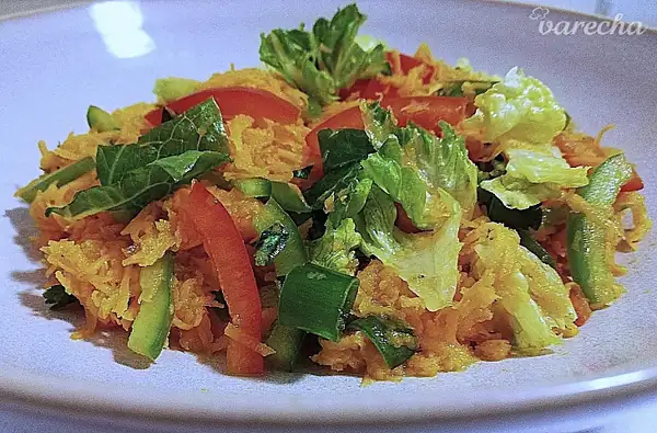 Colorful vegetable salad with honey-lemon dressing