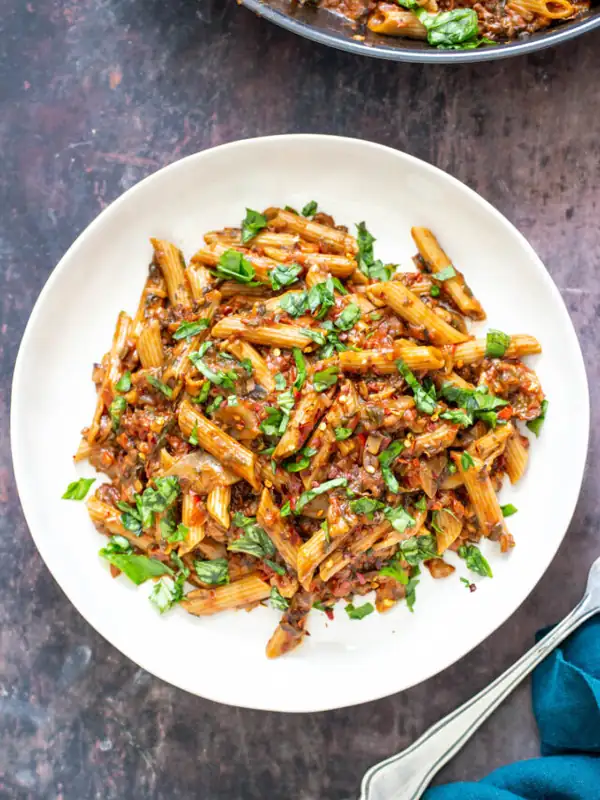 Pasta vegetariana en una sola sartén