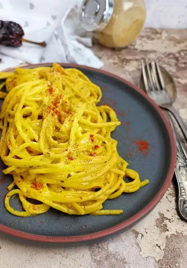 CREAMY SPAGHETTI WITH SAFFRON AND CRUSCO PEPPER POWDER