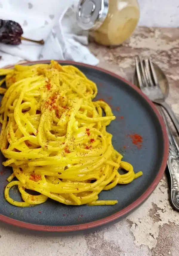 CREAMY SPAGHETTI WITH SAFFRON AND CRUSCO PEPPER POWDER