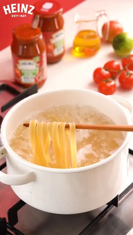 Shall we make seafood basil pasta with a delicious tomato basil sauce? (feat. Heinz)