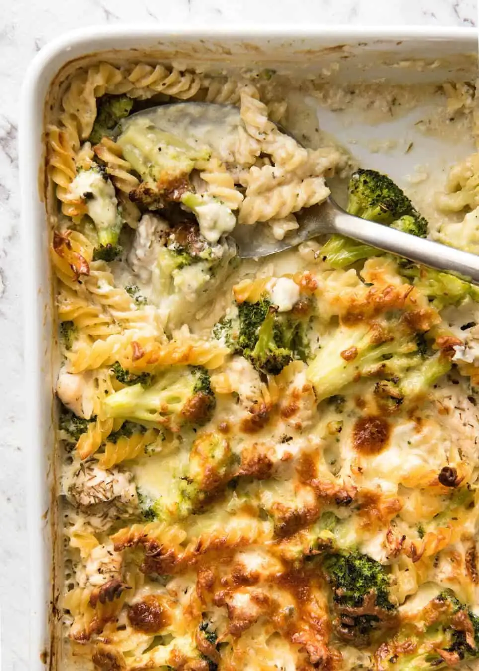 Pasta al horno con pollo y brócoli, súper fácil y saludable.