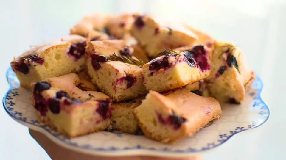 Easy Blackcurrant Sponge Cake