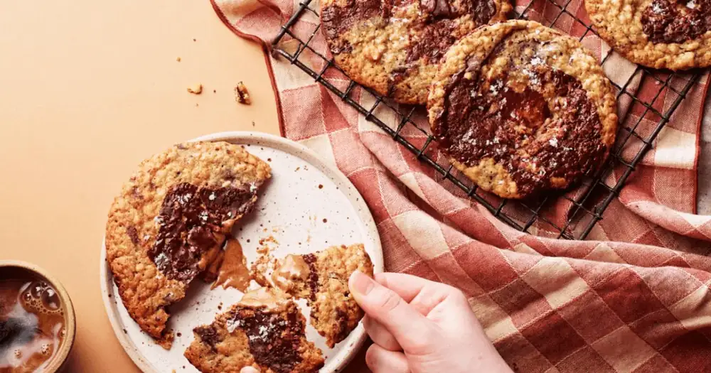 Galletas de almendras saladas y trozos de chocolate con textura irregular