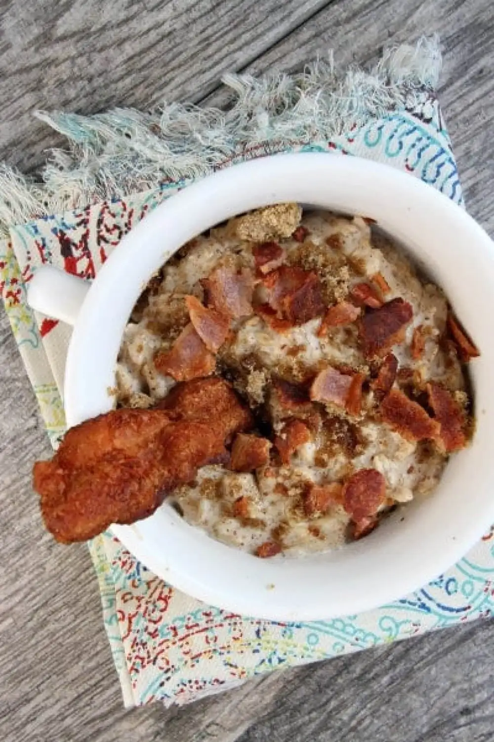 Avena reconfortante con mantequilla de almendras y tocino crujiente