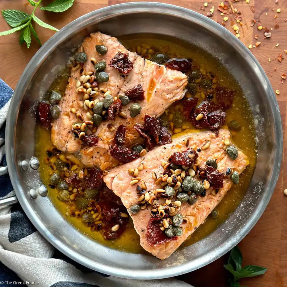 Salmón con mantequilla dorada, alcaparras y tomates secos