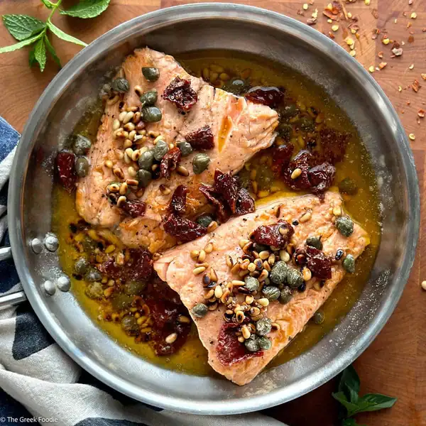 Salmón con mantequilla dorada, alcaparras y tomates secos