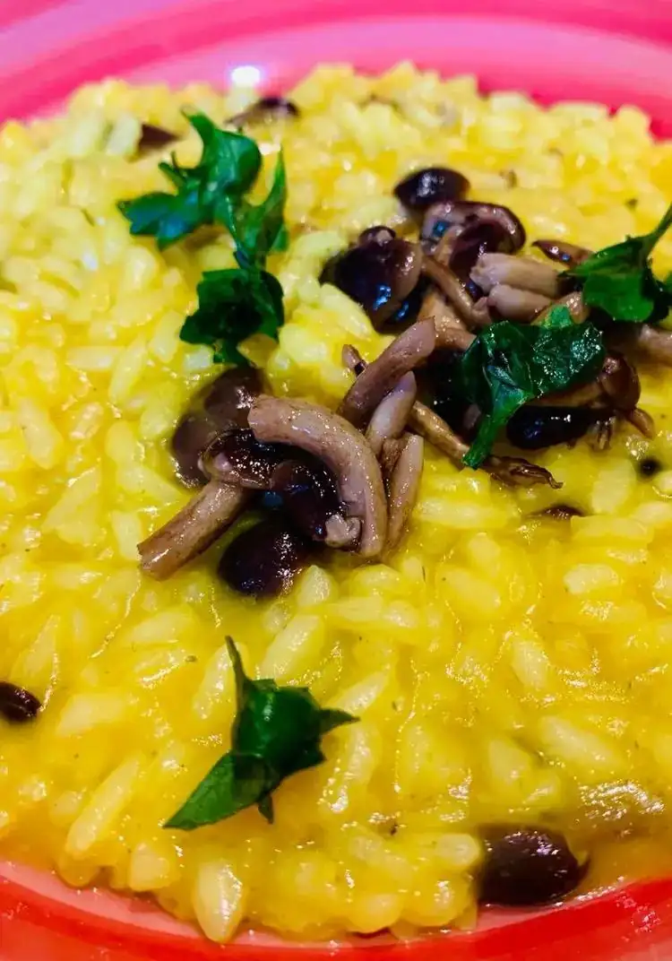 Risotto with mushrooms and saffron